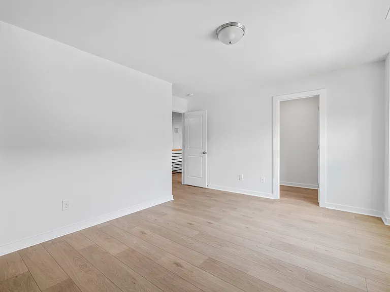1069 Pennington Dr — Photo 35