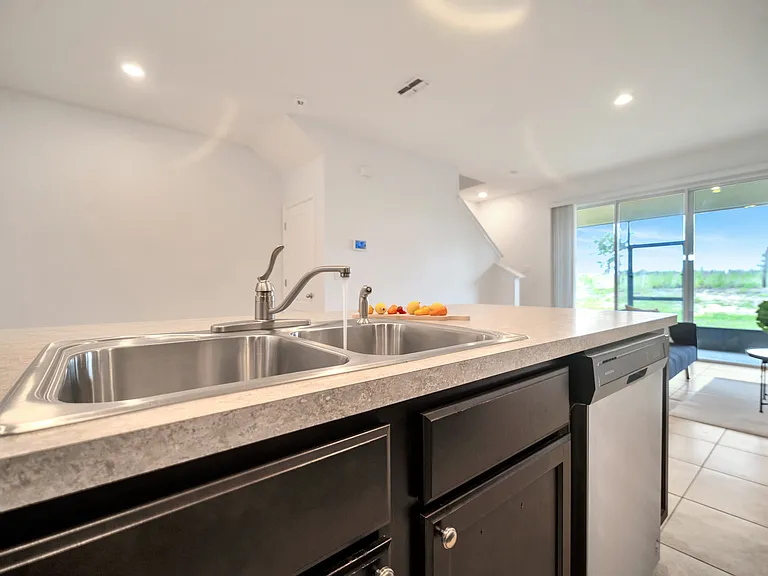 1370 Sterling Pointe Dr — Photo 4