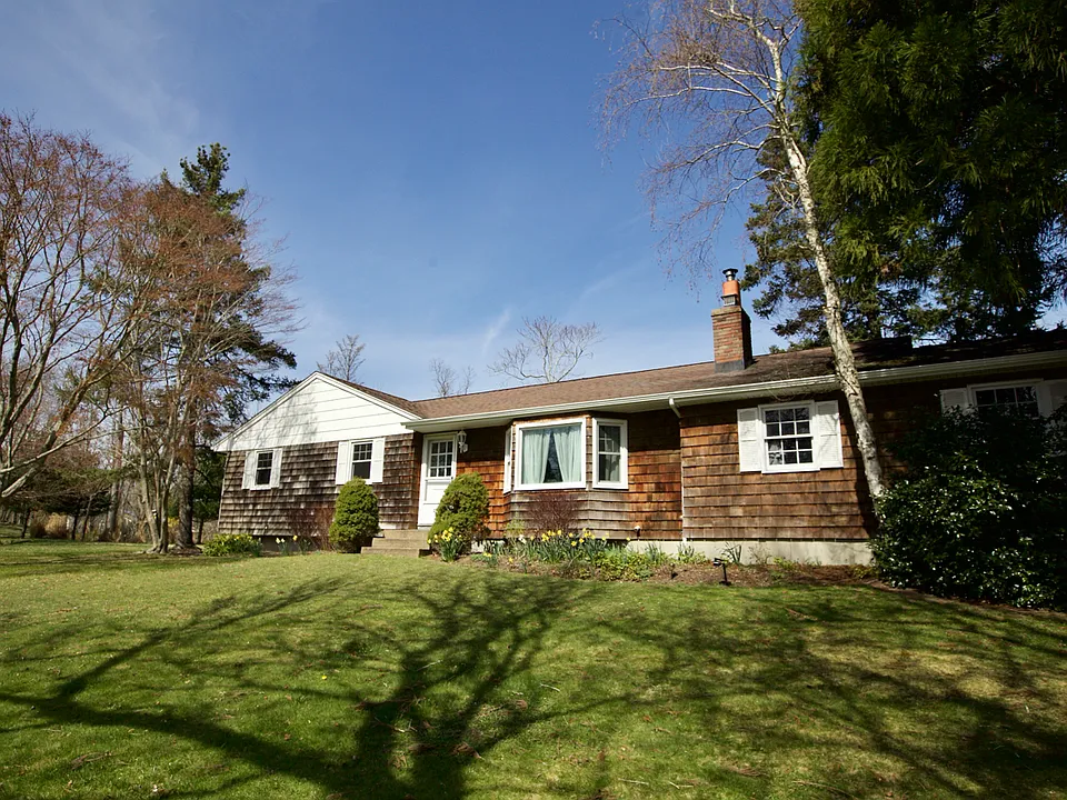 21 Lake Dr