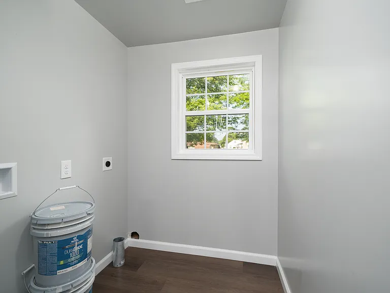 Laundry/utility room with washer/dryer hookups