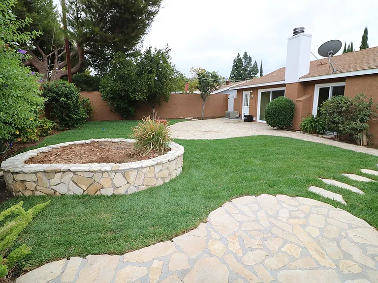 22325 Wyandotte St — Photo 27