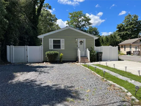 14 Montgomery Avenue, Mastic, NY 11950