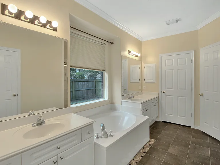 Large bath with walking clost, glasses in shower and garden tub