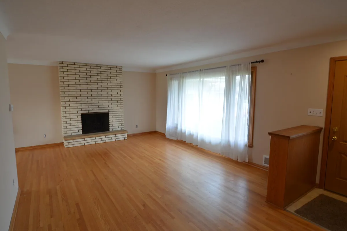 Living - 1426 Glenhill Rd