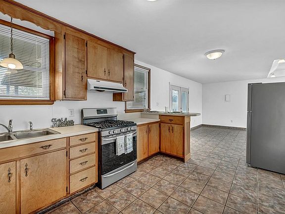 2nd image of 3535 Christie Pl