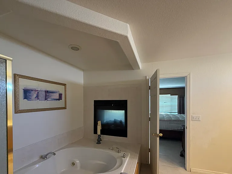 10105 Charissglen Ln — Photo 8