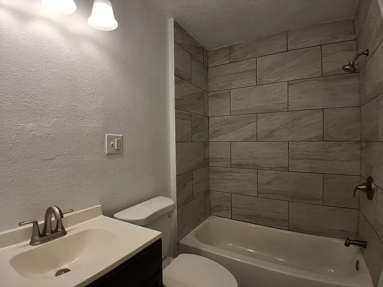 2640 Victor St — Photo 7