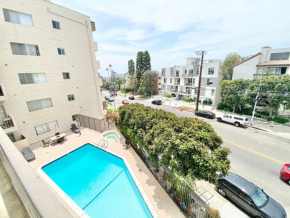 4th image of 622 S Barrington Ave #309A