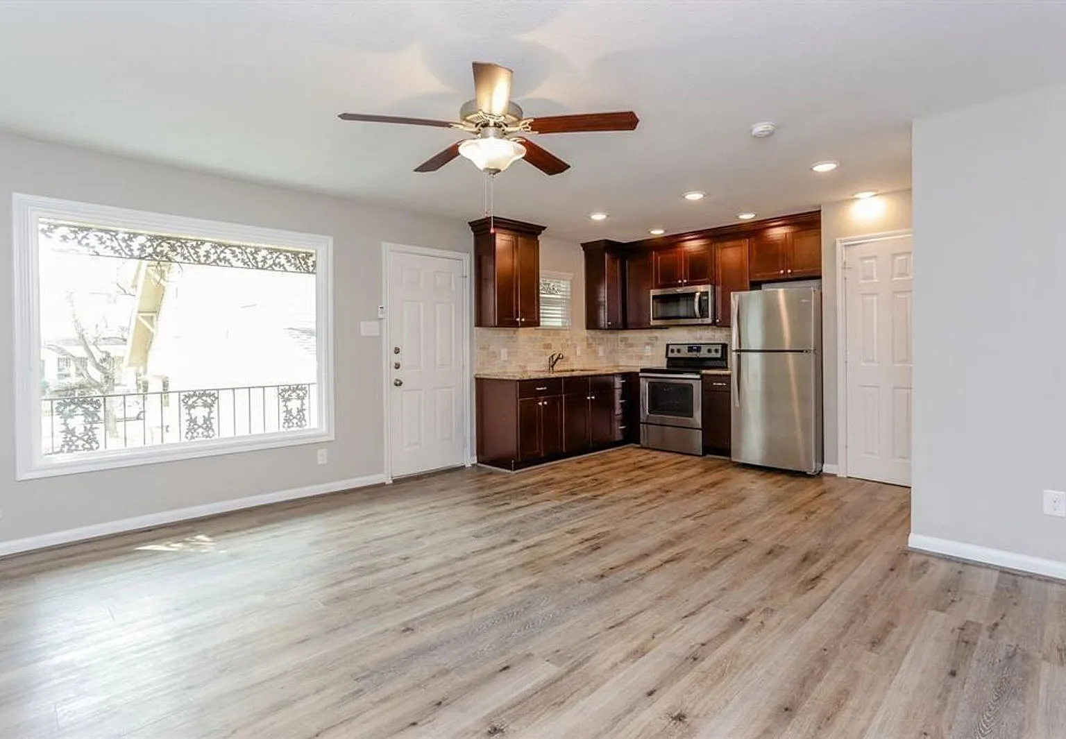 1 bed, 1.0 bath, 450 sqft, $895 — Photo 1