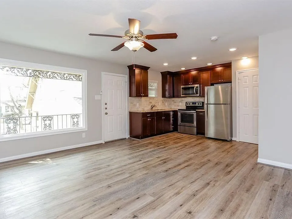 808 1/2 W Main St #4