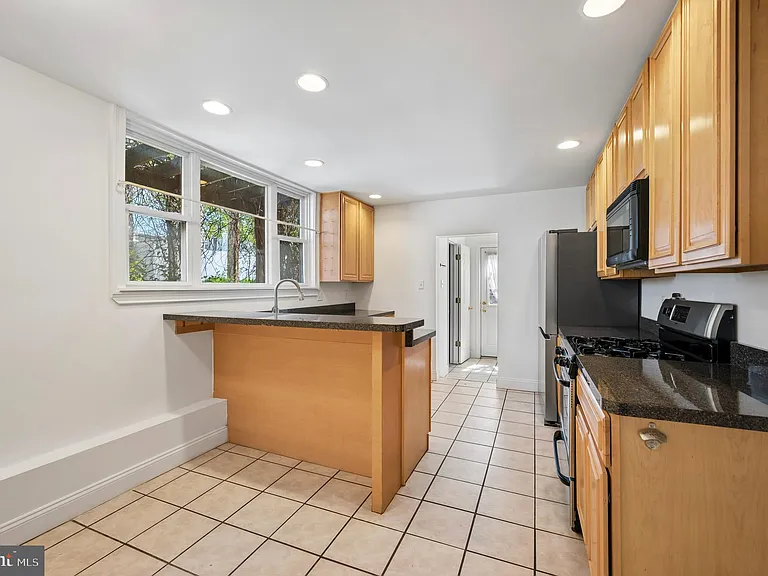 447 Dupont St — Photo 8