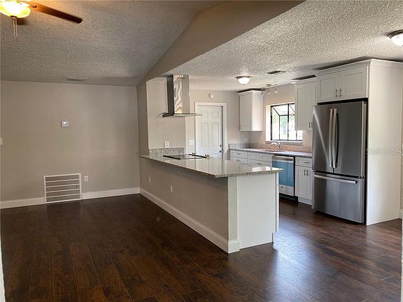 3rd image of 1068 E Normandy Blvd