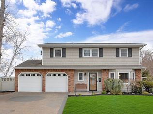 4 Brooktree Cir, Lindenhurst, NY 11757