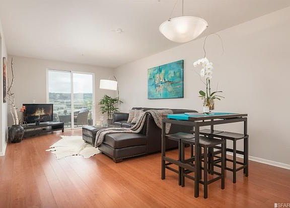 Living room (view 2) - we have a much larger dining table than depicted here.