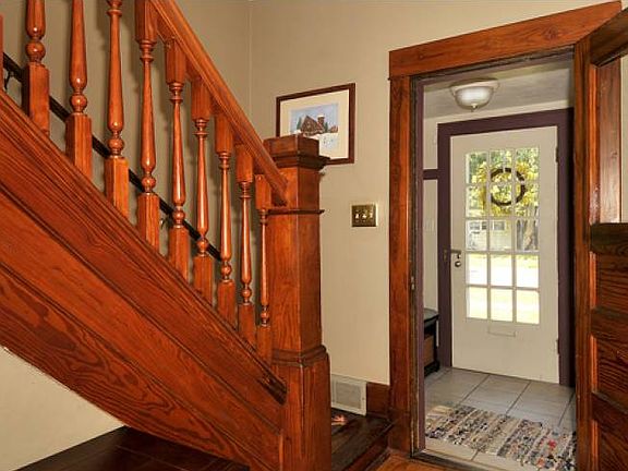 3rd image of 2102 Temple Ct