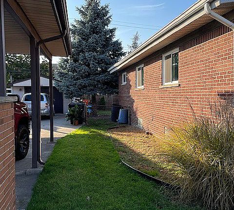 4th image of 9828 Buckingham Ave