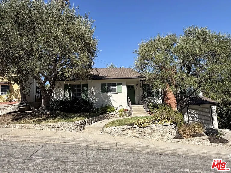 214 Sequoia Dr — Photo 1