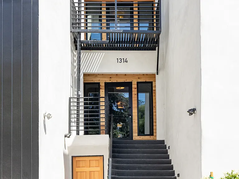 SUT - 1314 Sutherland St — Photo 1