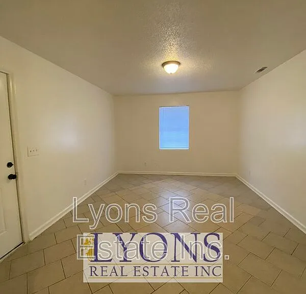 1026 S Gordon Ave #A — Photo 2
