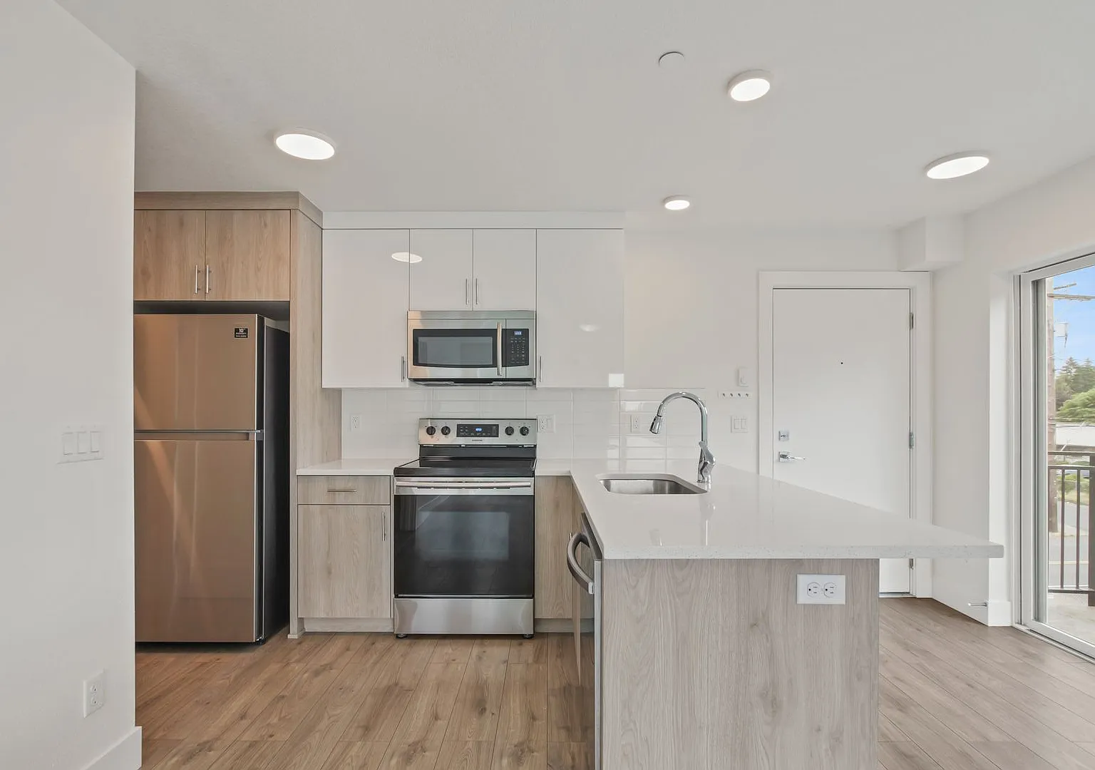 Sunnyside 12 Apartments — Photo 2