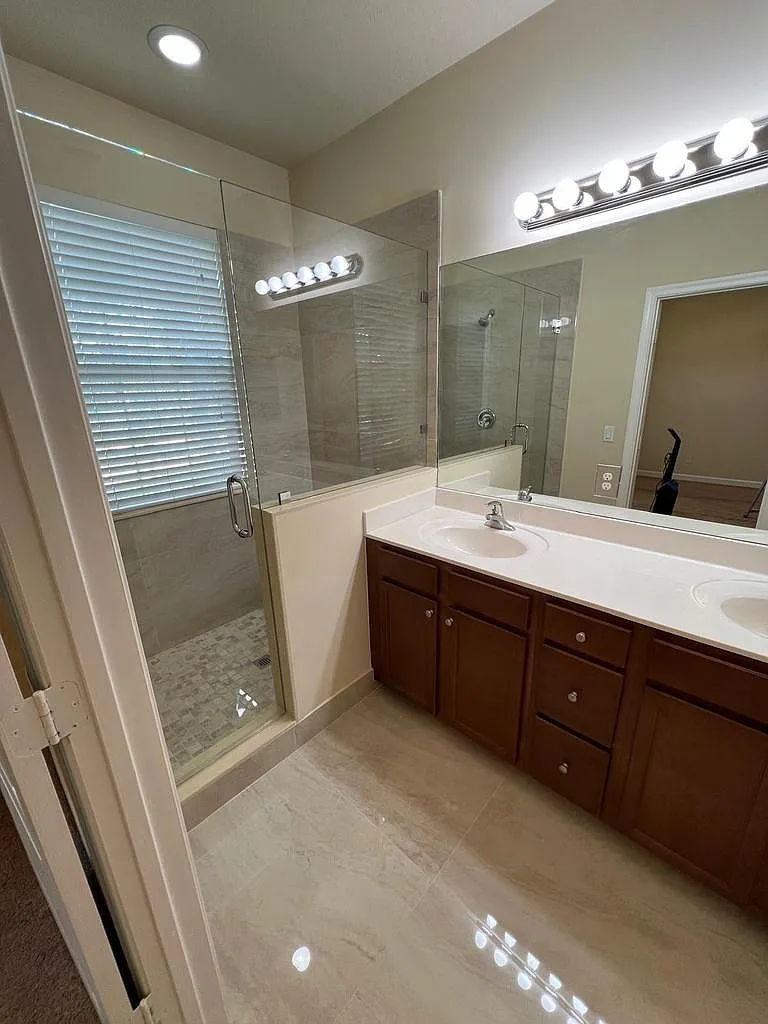 3 bed, 2010 sqft, $2,700 — Photo 2