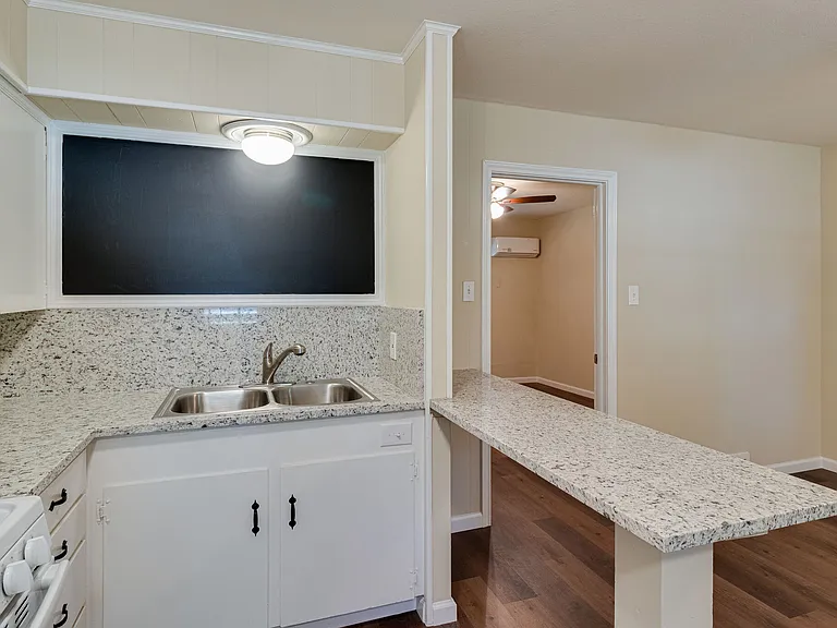 601 W College St — Photo 24