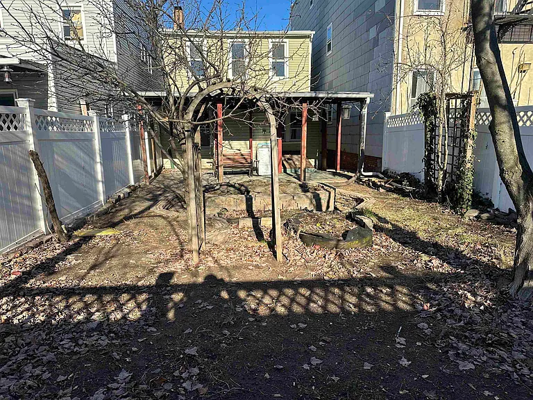 235 Griffith St #1 — Photo 10