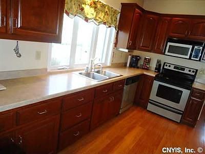 5th image of 210 Kinsley St