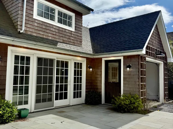 https://photos.zillowstatic.com/fp/434f8dfc0f66156287dfade9c67aa8df-p_e.webp