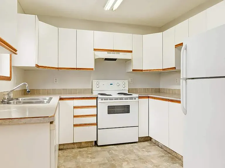 1 Kyte Cres #24-RED — Photo 6
