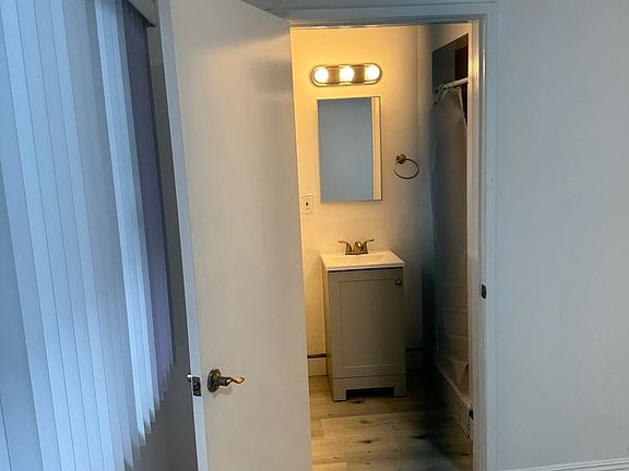 4th image of 3222 Santa Monica Blvd APT 8