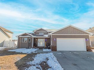 3033 Ridge Dr E, West Fargo, ND 58078