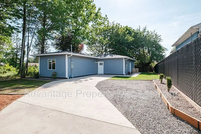 2190 SE Marion St photo 1