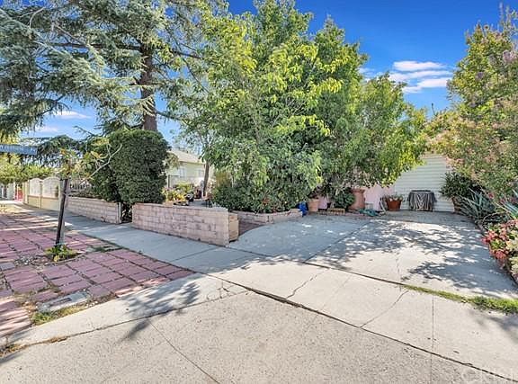 3rd image of 8018 Hazeltine Ave