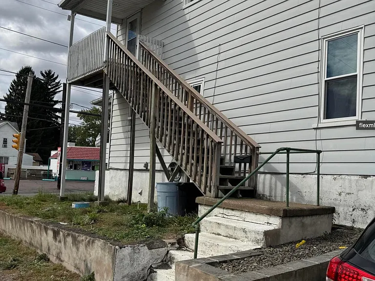 111 W Grove St — Photo 7