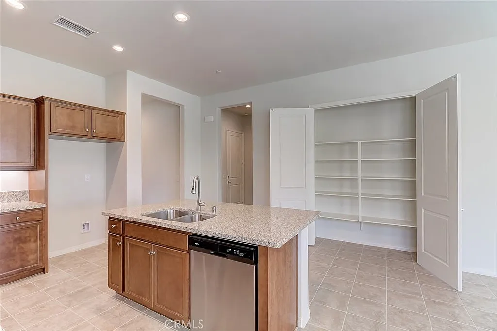3 bed, 1657 sqft, $3,400 — Photo 4