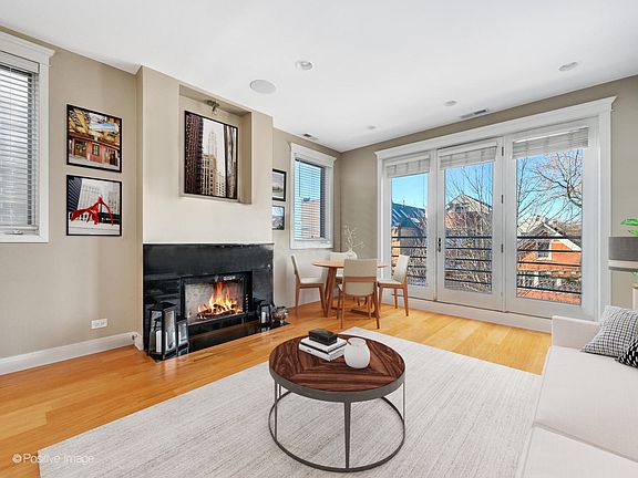 4th image of 1017 N Wood St #3S