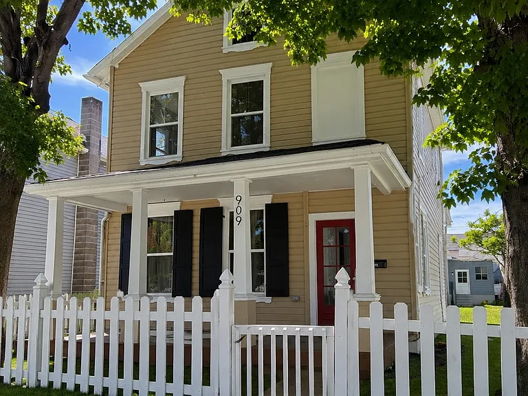 909 Corbett St — Photo 1