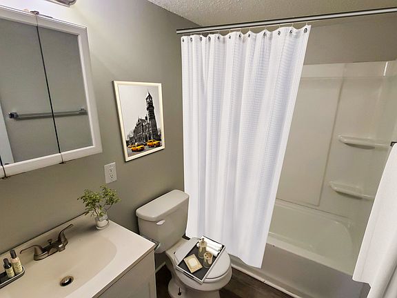 5th image of 826 Twin Oaks Way APT 111