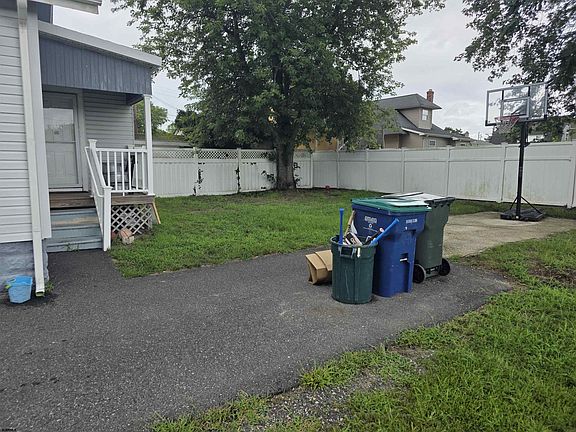 4th image of 1048 N Main St
