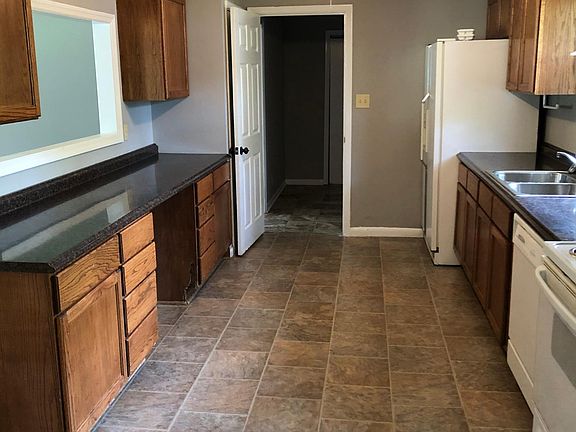 3rd image of 901 W Forest Blvd