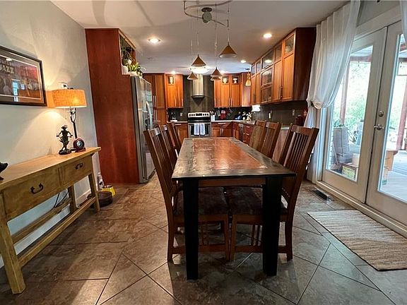 4th image of 1710 Cambridge Dr