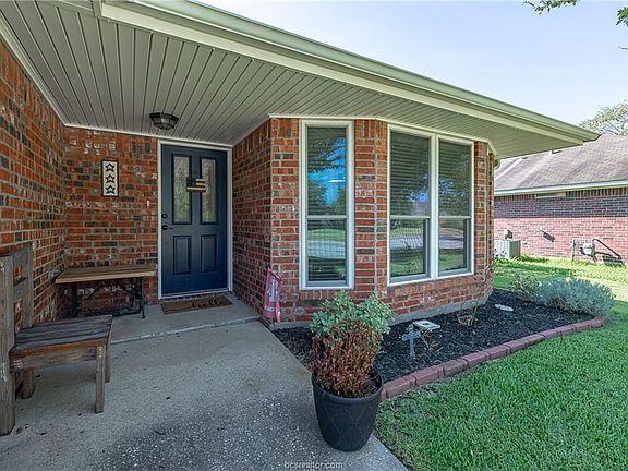 4th image of 1404 Southern Plantation Dr