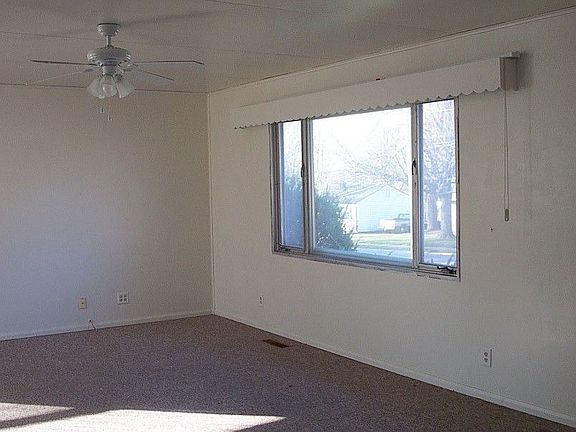 Nicely sized living room