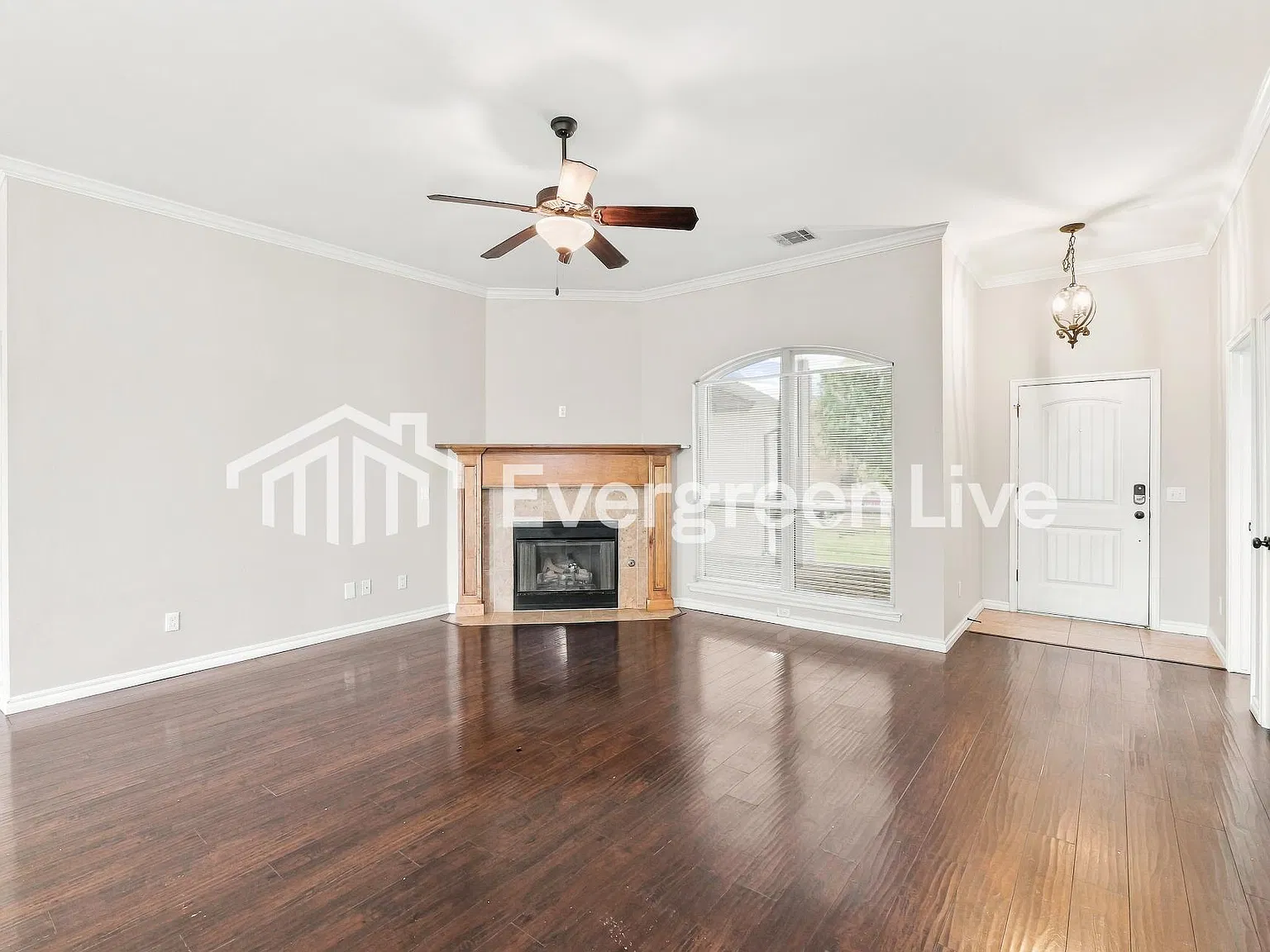 4 bed, 2.0 bath, 1823 sqft, $1,595 — Photo 2