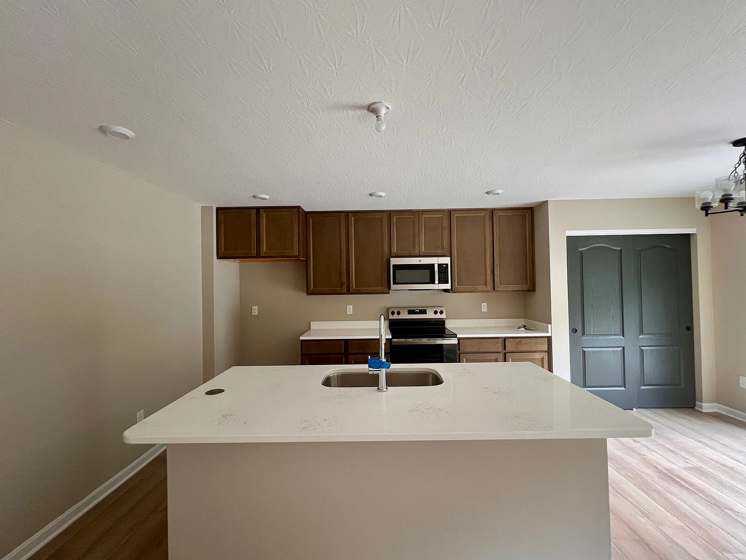 4 bed, 2.5 bath, 2000 sqft, $2,450 — Photo 3