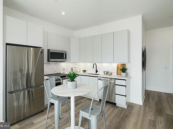 4th image of 1421 E Columbia Ave #23-301