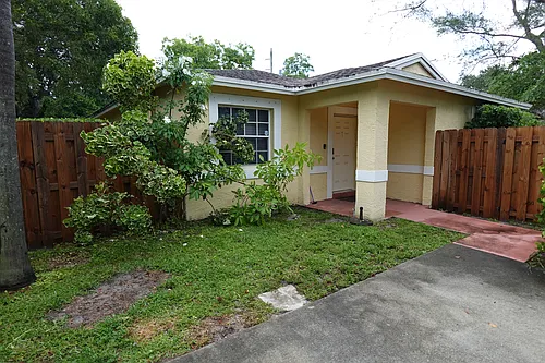 1709 NW 7th Pl Photo 1