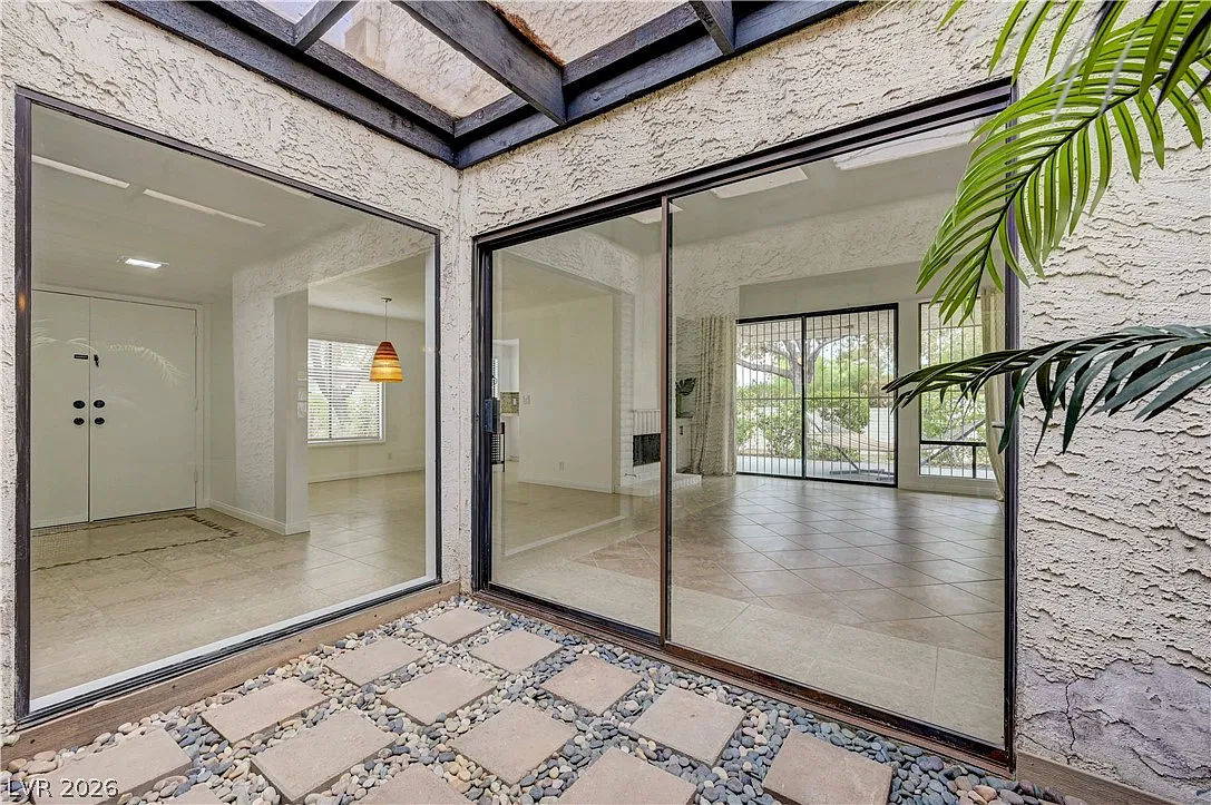 3 bed, 2.0 bath, 1719 sqft, $2,100 — Photo 3