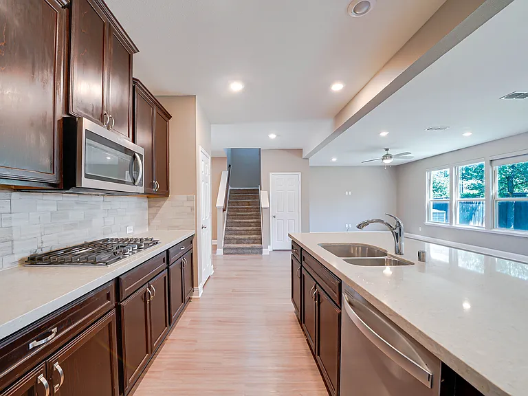 410 Club House Dr — Photo 6